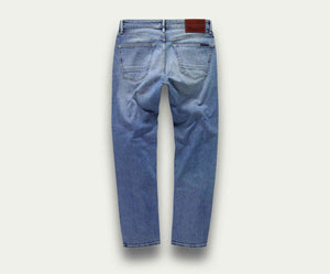 Achterkant van de N01 Straight Stone Bleached jeans van Blue Rivet Jeans op een effen achtergrond, met een klassiek five-pocket-ontwerp en een leren patch op de tailleband.