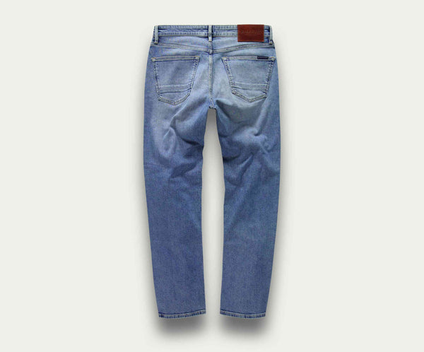 Achterkant van de N01 Straight Stone Bleached jeans van Blue Rivet Jeans op een effen achtergrond, met een klassiek five-pocket-ontwerp en een leren patch op de tailleband.