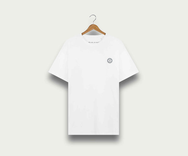 Een regular fit, effen wit N01 T-shirt van Blue Rivet Jeans met een klein, rond logo op de linkerborst, elegant tentoongesteld op een houten hanger tegen een lichtgrijze achtergrond.