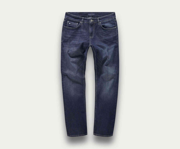 De N01 Straight Indigo Used jeans van Blue Rivet Jeans, met een klassiek five-pocket-ontwerp en een vleugje stretch voor comfort, is afgebeeld op een lichtgrijze achtergrond.