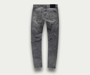 Achteraanzicht van de N01 Slim Light Grey Used jeans, gemaakt door Blue Rivet Jeans, met een rechte pijp met zichtbare stiksels op de zakken en versierd met een zwart label op de tailleband. Deze jeans, in het Nederlands bekend als spijkerbroek, worden gepresenteerd tegen een lichte achtergrond.