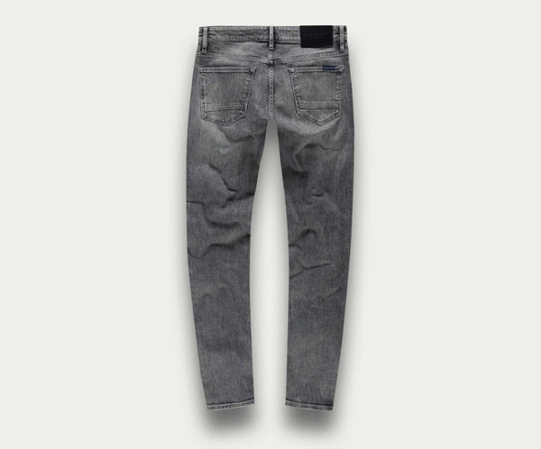 Achteraanzicht van de N01 Slim Light Grey Used jeans, gemaakt door Blue Rivet Jeans, met een rechte pijp met zichtbare stiksels op de zakken en versierd met een zwart label op de tailleband. Deze jeans, in het Nederlands bekend als spijkerbroek, worden gepresenteerd tegen een lichte achtergrond.
