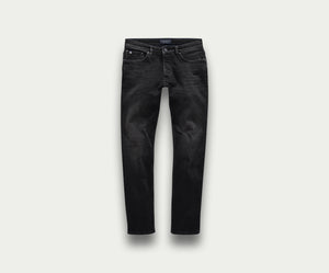 De N01 Slim Black Used jeans van Blue Rivet Jeans worden getoond op een lichtgrijze achtergrond, met een tijdloos five-pocket design en een knoopsluiting bij de tailleband. De denim heeft een licht vervaagde look, wat zorgt voor die ideale gedragen look.