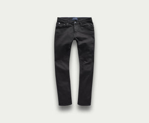 De N01 Slim Black van Blue Rivet Jeans wordt getoond tegen een lichtgrijze achtergrond. Deze zwarte jeans benadrukt een klassiek five-pocket-ontwerp met een knoop- en ritssluiting, wat zorgt voor een stijlvolle slim fit.