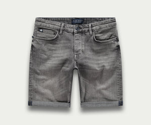De N01 Short Light Grey Used van Blue Rivet Jeans is een paar grijze denim shorts met een subtiel vervaagde look. Ze zijn uitgerust met riemlussen, een knoop- en ritssluiting en hebben twee voorzakken en twee achterzakken. Het ontwerp is afgewerkt met omgeslagen zomen.