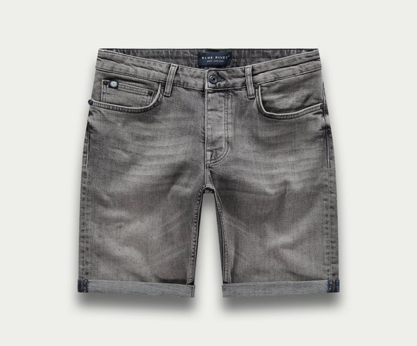 De N01 Short Light Grey Used van Blue Rivet Jeans is een paar grijze denim shorts met een subtiel vervaagde look. Ze zijn uitgerust met riemlussen, een knoop- en ritssluiting en hebben twee voorzakken en twee achterzakken. Het ontwerp is afgewerkt met omgeslagen zomen.