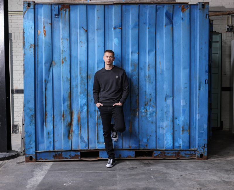 Zwarte spijkerbroek stylen voor werk en weekend