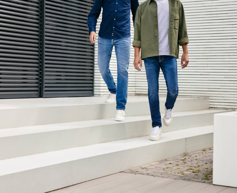 Waarom wordt een jeans wijder na het dragen?