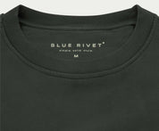 De N01 Sweat Dark Green van Blue Rivet Jeans is een donkergroen T-shirt met ronde hals met "simple. solid. style." en "BLUE RIVET" op het label aan de binnenkant van de nek. Gemaakt van premium biologisch katoen, biedt het een normale pasvorm voor zowel comfort als stijl. Maat M is beschikbaar voor een ideale pasvorm.