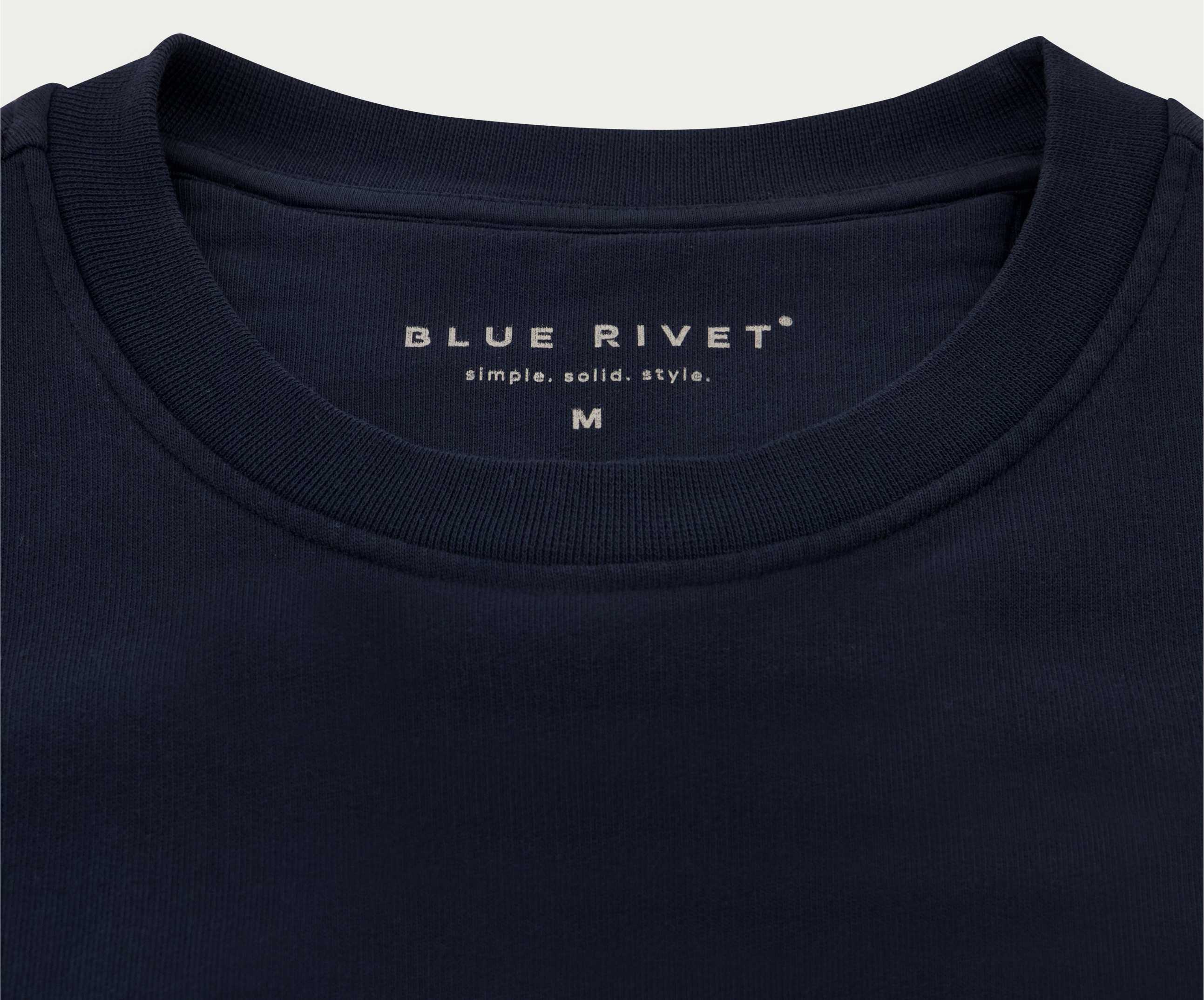 De N01 Sweat Navy van Blue Rivet Jeans is een marineblauw T-shirt met een ronde hals, versierd met de tekst "simple. solid. style." in een normale pasvorm, gemaakt van biologisch katoen en verkrijgbaar in maat M.