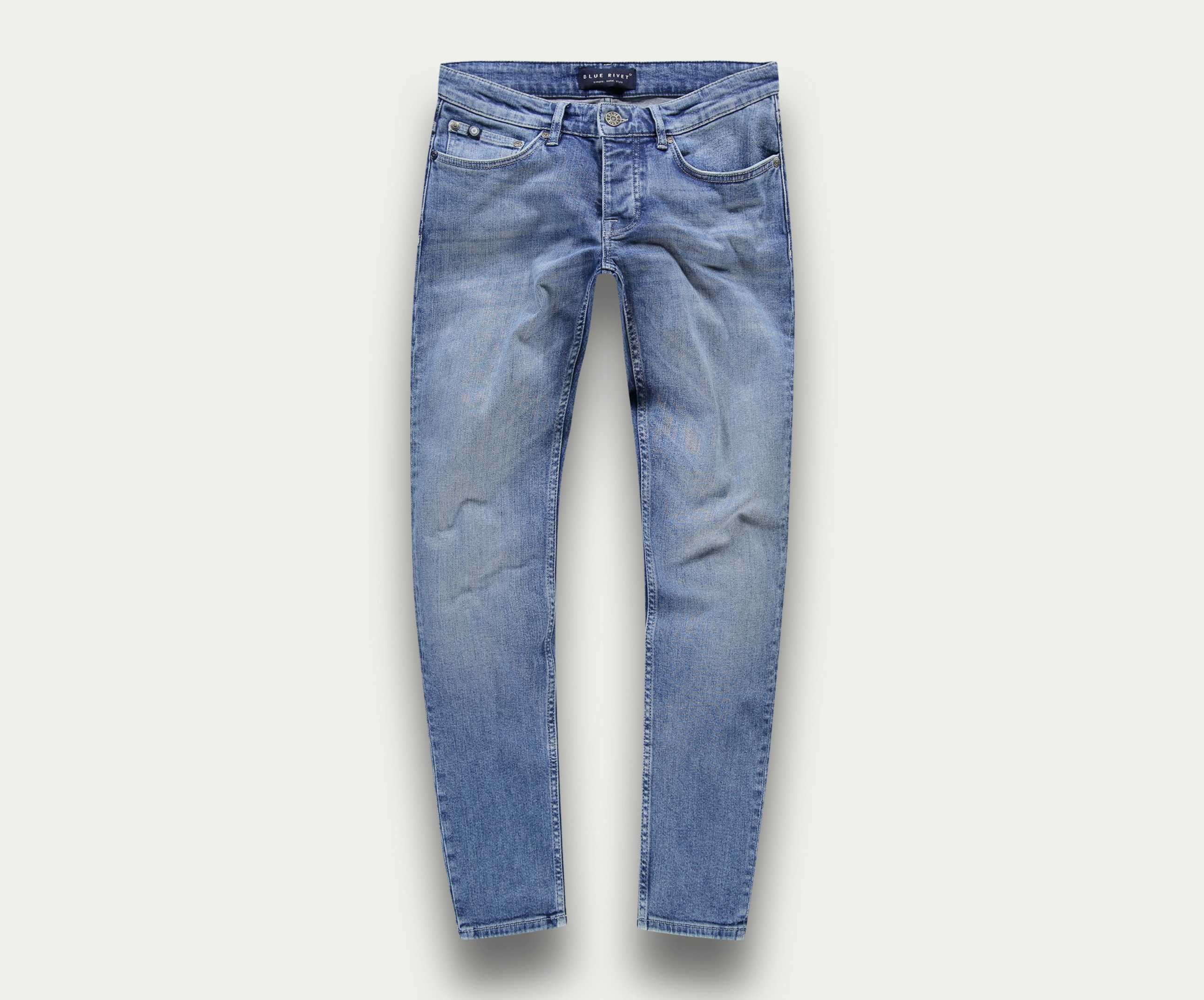 De N01 Slim Stone Bleached jeans van Blue Rivet Jeans, met een premium blauwe denim met een straight-leg fit, valt plat. Deze jeans hebben een klassieke five-pocket stijl met lichte vervaging op de dijen en knieën en zichtbare stiksels langs de naden en zakken.