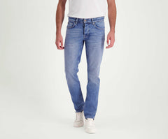 Een persoon draagt de N01 Slim Stone Bleached jeans van Blue Rivet Jeans en witte sneakers tegen een effen witte achtergrond.