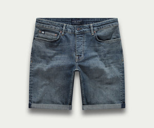 De N01 Short Dark Indigo Vintage van Blue Rivet Jeans is een denim short met een klassiek five-pocket design, platgelegd afgebeeld. De shorts hebben opgerolde boorden en subtiele vervaging voor een perfect ingedragen look.