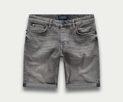 De N01 Short Light Grey Used van Blue Rivet Jeans is een paar grijze denim shorts met een subtiel vervaagde look. Ze zijn uitgerust met riemlussen, een knoop- en ritssluiting en hebben twee voorzakken en twee achterzakken. Het ontwerp is afgewerkt met omgeslagen zomen.