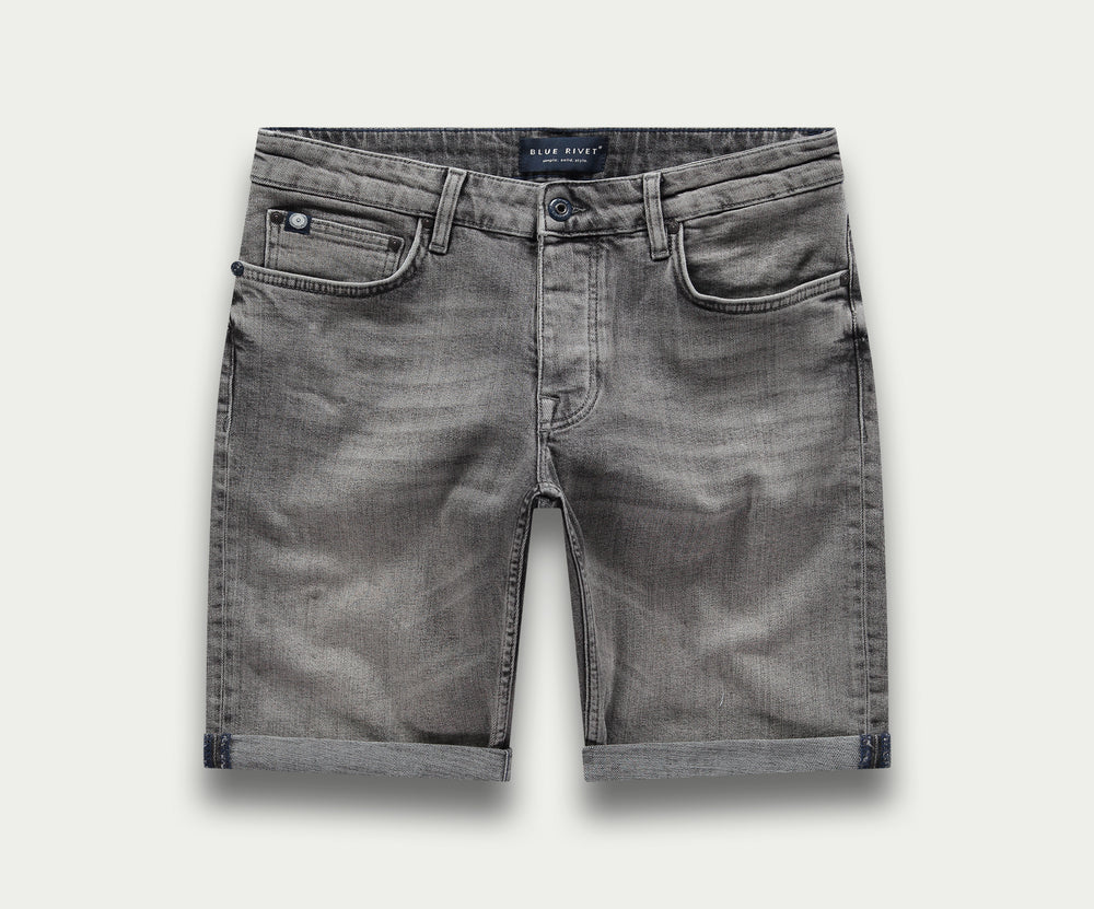 De N01 Short Light Grey Used van Blue Rivet Jeans is een paar grijze denim shorts met een subtiel vervaagde look. Ze zijn uitgerust met riemlussen, een knoop- en ritssluiting en hebben twee voorzakken en twee achterzakken. Het ontwerp is afgewerkt met omgeslagen zomen.